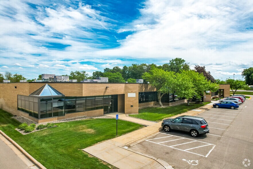 2905 Northwest Blvd, Plymouth, MN à louer - Photo du bâtiment - Image 2 de 9