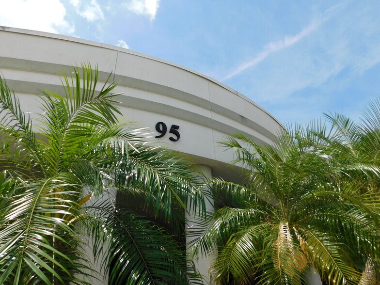 95 Bulldog Blvd, Melbourne, FL à louer - Photo du bâtiment - Image 2 de 7