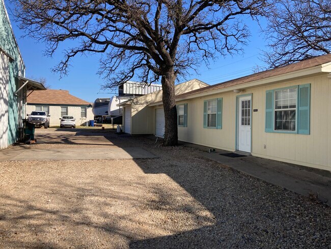 Plus de détails pour 1218 W Shady Grove Rd, Grand Prairie, TX - Local d'activités à louer