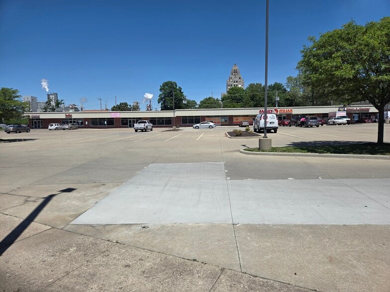 2200 E William St, Decatur, IL for lease - Building Photo - Image 2 of 8