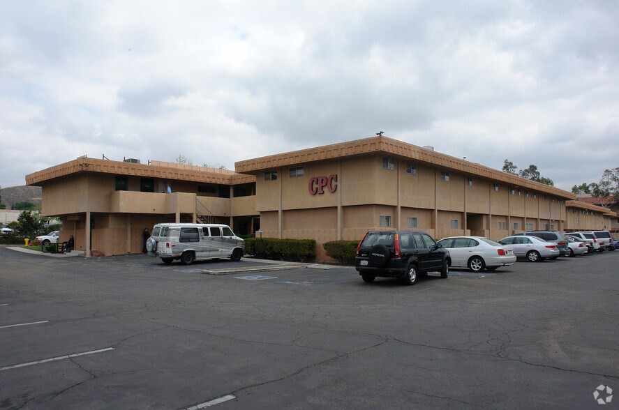2650 Jones Way, Simi Valley, CA à louer - Photo du bâtiment - Image 2 de 7