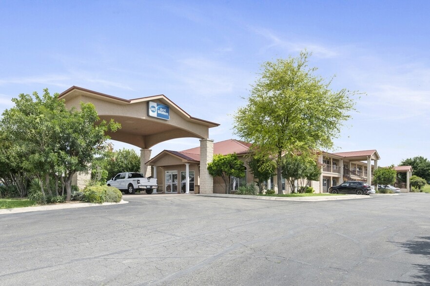 244 Dos Rios Dr, Junction, TX à vendre - Photo du bâtiment - Image 3 de 17