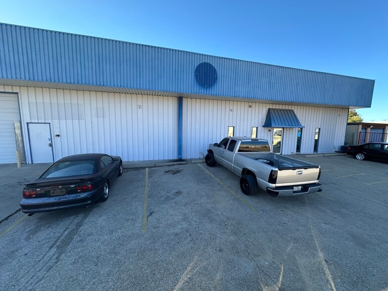 5201 Grisham Dr, Rowlett, TX for lease - Building Photo - Image 3 of 14