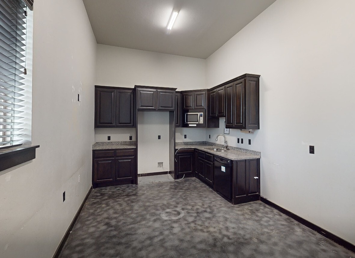 1716 Signal Ridge Dr, Edmond, OK 73013 - Unit C - - Interior Photo - Image 2 of 3