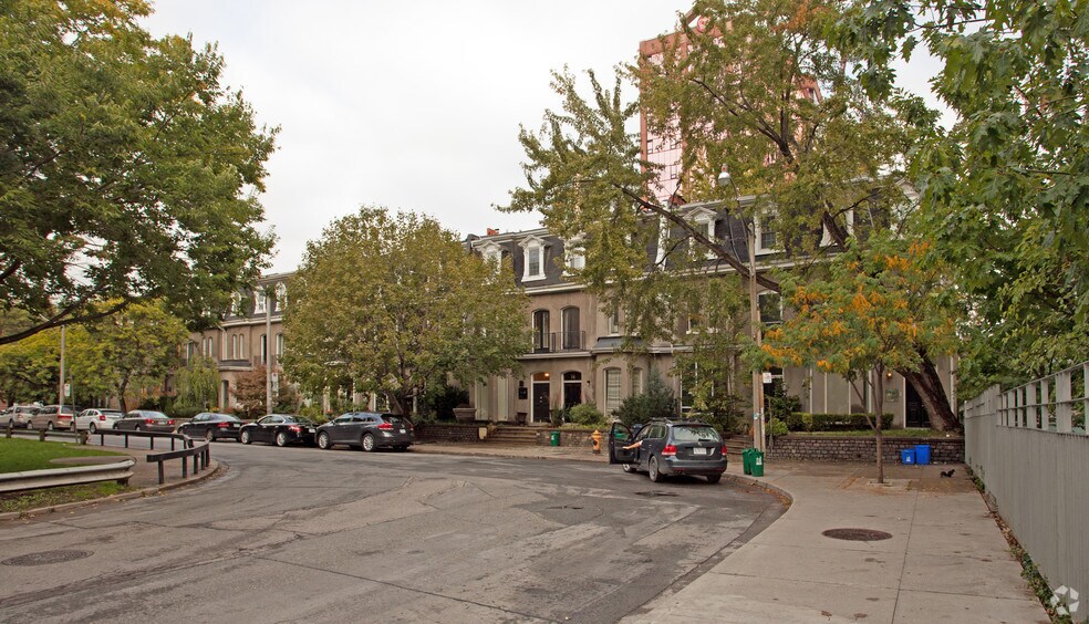 5-15 Clarence Sq, Toronto, ON for sale - Primary Photo - Image 1 of 1