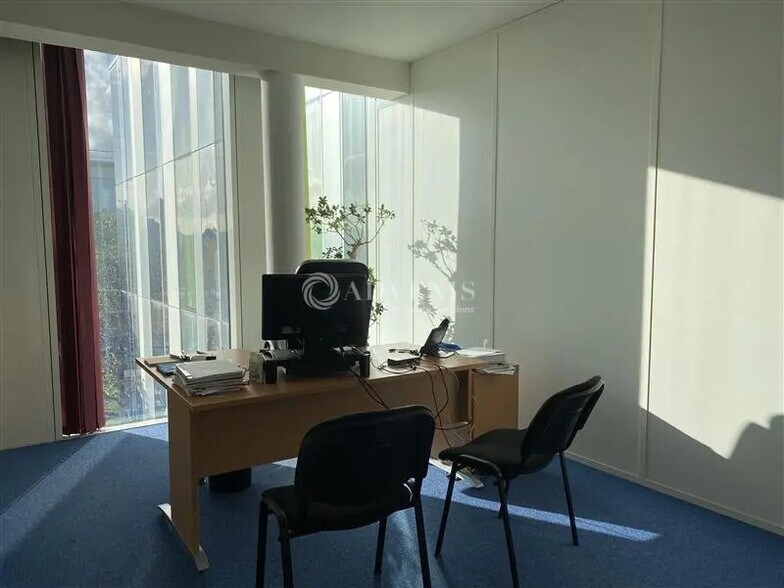 Bureau dans Lieusaint à louer - Photo du bâtiment - Image 3 de 11