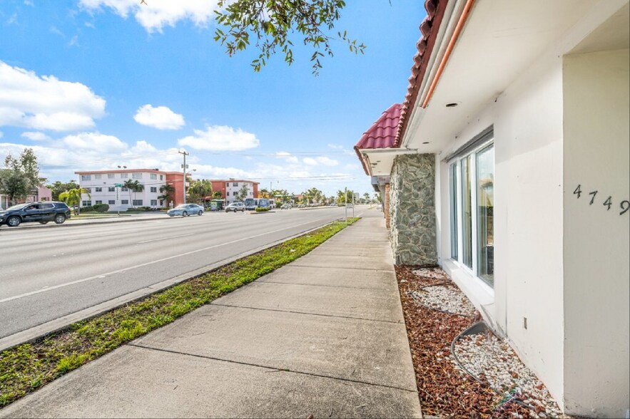 4749 Hollywood Blvd, Hollywood, FL à vendre - Photo du bâtiment - Image 2 de 14