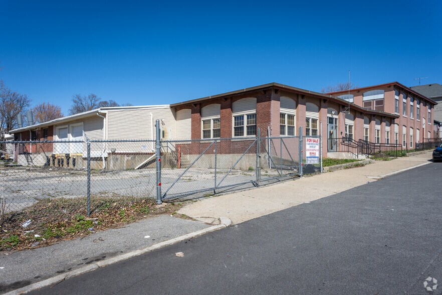 27-31 Privet St, Pawtucket, RI à louer - Photo du bâtiment - Image 3 de 5