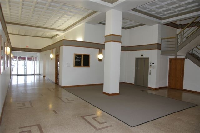 136 W Grand Ave, Beloit, WI à louer - Hall d’entrée - Image 2 de 28