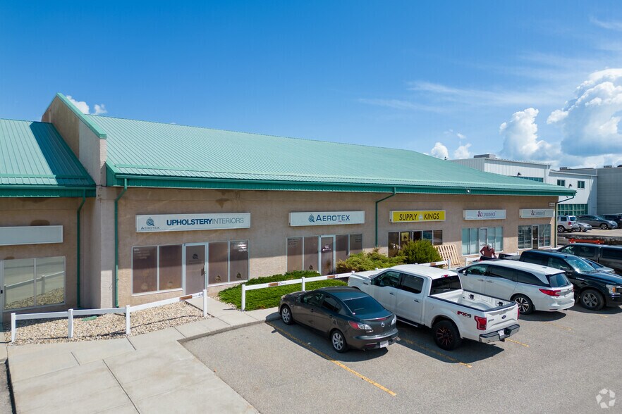 2340 Pegasus Way NE, Calgary, AB à vendre - Photo du bâtiment - Image 3 de 8