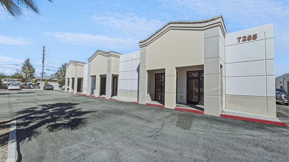 7285 Dean Martin Dr, Las Vegas, NV à louer - Photo du bâtiment - Image 2 de 7