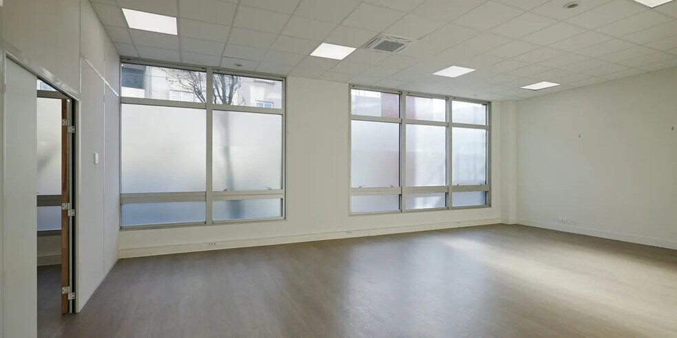 Office in Saint-Ouen-Sur-Seine for lease - Interior Photo - Image 1 of 15