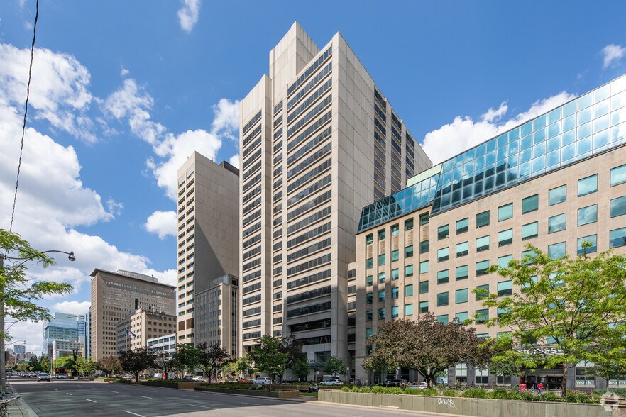 393 University Ave, Toronto, ON à louer - Photo du bâtiment - Image 2 de 5