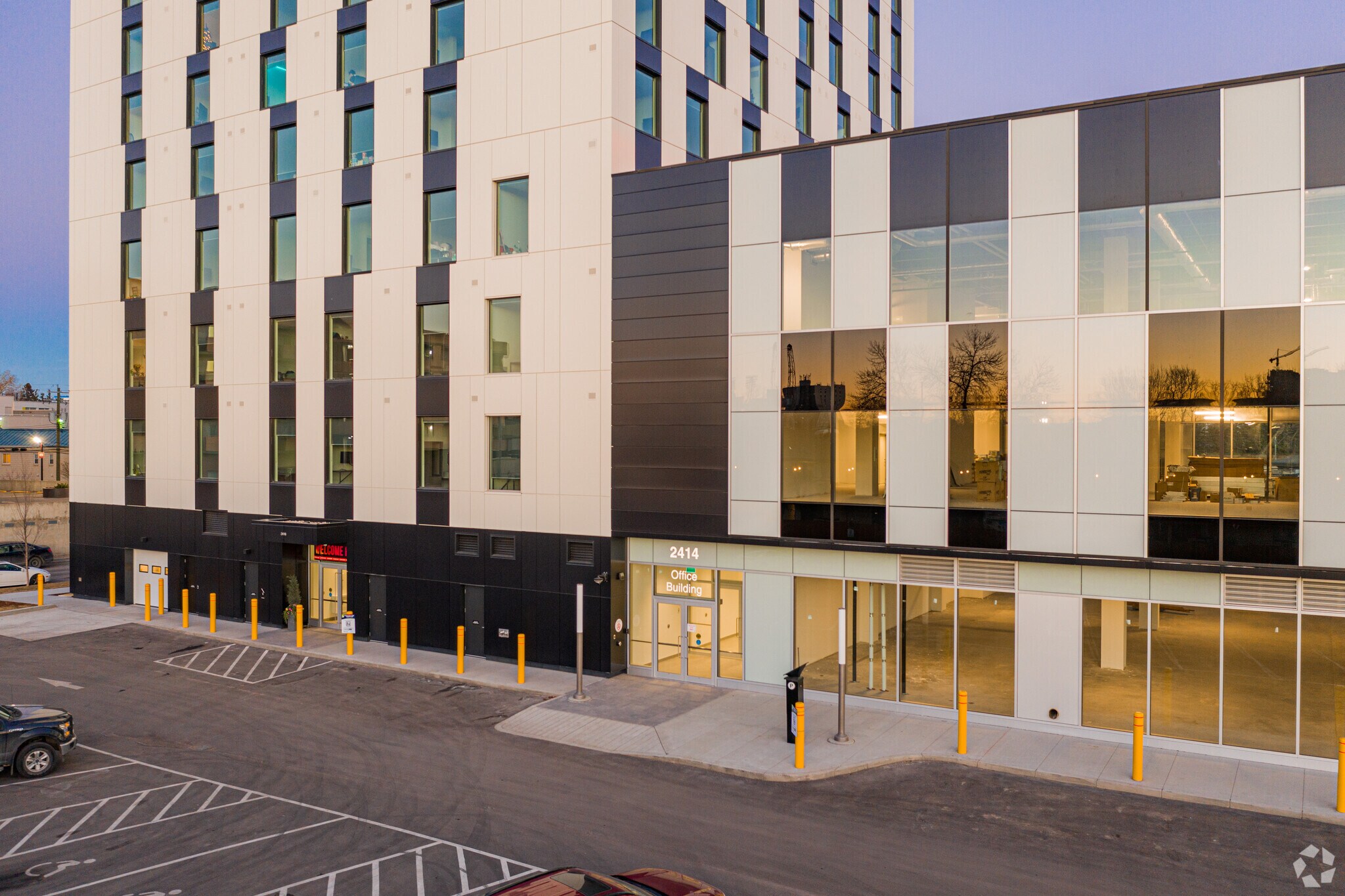 2416 16 Ave NW, Calgary, AB à vendre Photo du bâtiment- Image 1 de 1
