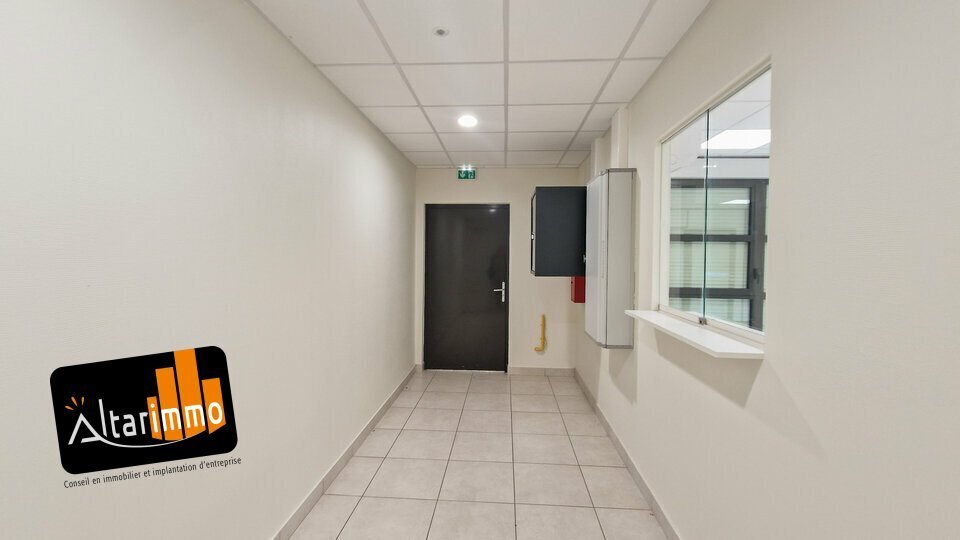 Flex in Chartres for lease - Interior Photo - Image 3 of 25
