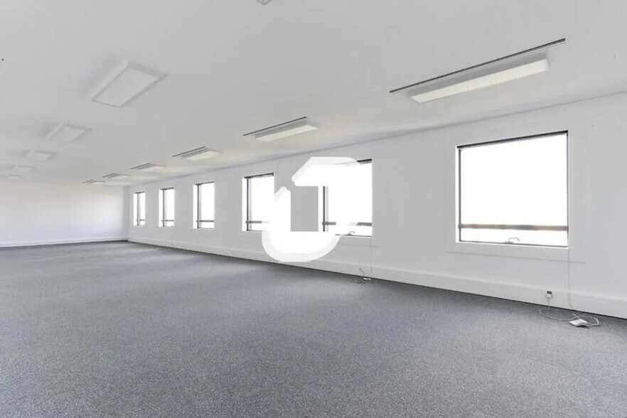 Office in Noisy-le-Grand for lease - Interior Photo - Image 2 of 13