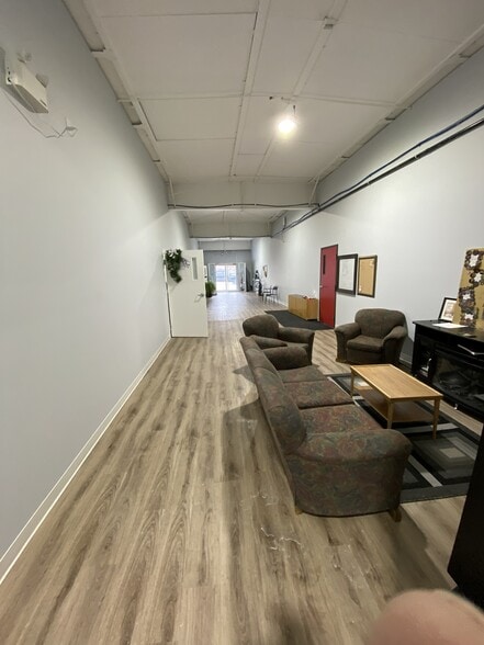 5016 50th St, Eckville, AB for sale - Interior Photo - Image 2 of 7