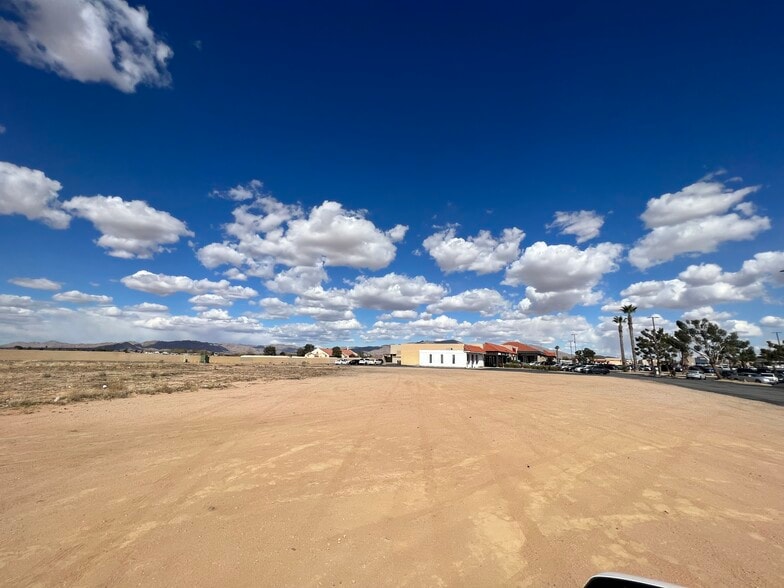 21650 Bear Valley Rd, Apple Valley, CA à vendre - Photo du bâtiment - Image 2 de 12