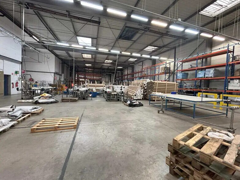 Flex in La Courneuve for lease - Interior Photo - Image 3 of 5