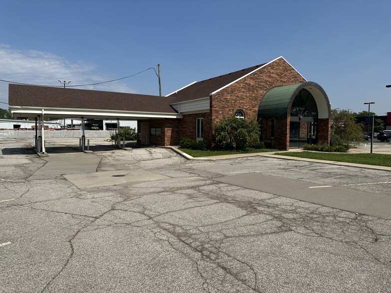 19233 15 Mile Rd, Clinton Township, MI à vendre - Photo du bâtiment - Image 1 de 1