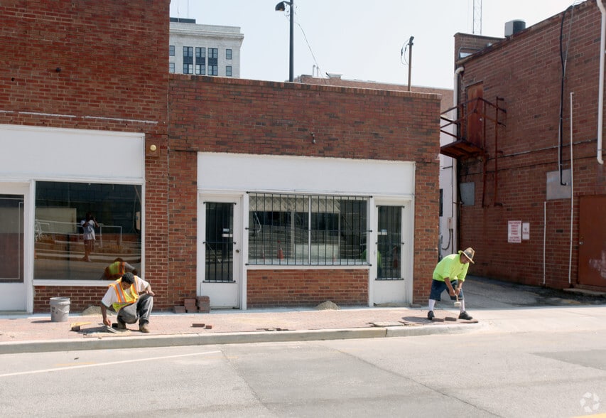 122-124 Franklin St, Fayetteville, NC for lease - Building Photo - Image 2 of 2