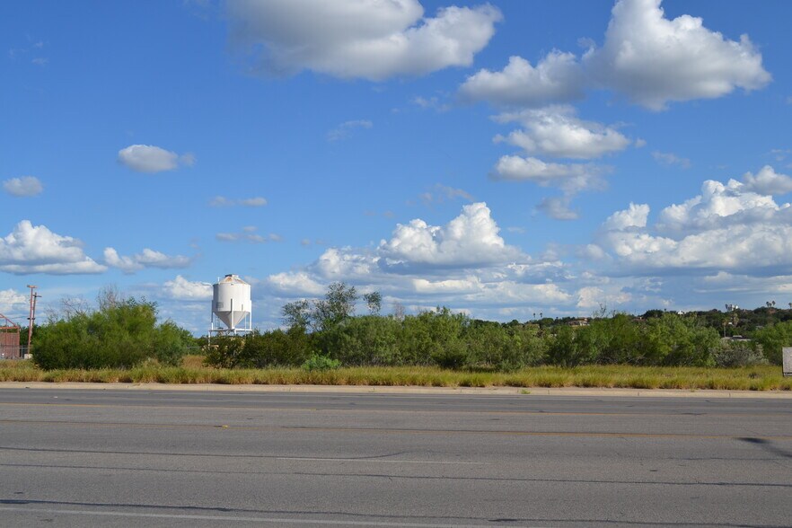 3701 Jaime Zapata Memorial Hwy, Laredo, TX à vendre - Autre - Image 2 de 11