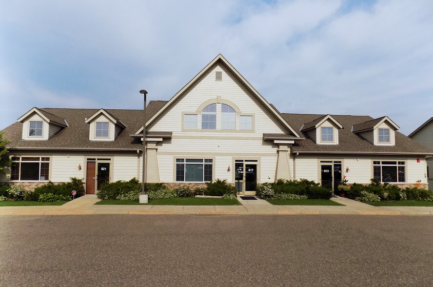 8X8 Meander Ct, Medina, MN à vendre - Photo du bâtiment - Image 2 de 5