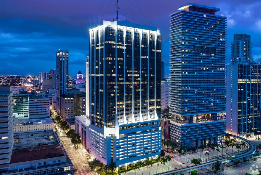 2 S Biscayne Blvd, Miami, FL à louer - Photo du bâtiment - Image 1 de 20