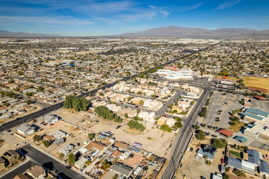 2294 N Pecos Rd, Las Vegas, NV à vendre - Photo du bâtiment - Image 2 de 11