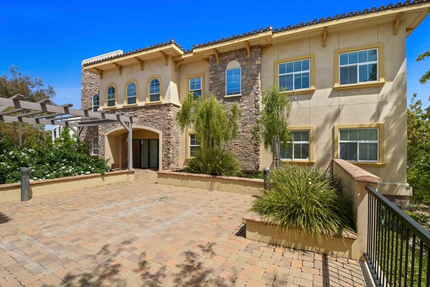 5018 Chesebro Rd, Agoura Hills, CA à vendre - Photo du bâtiment - Image 2 de 27