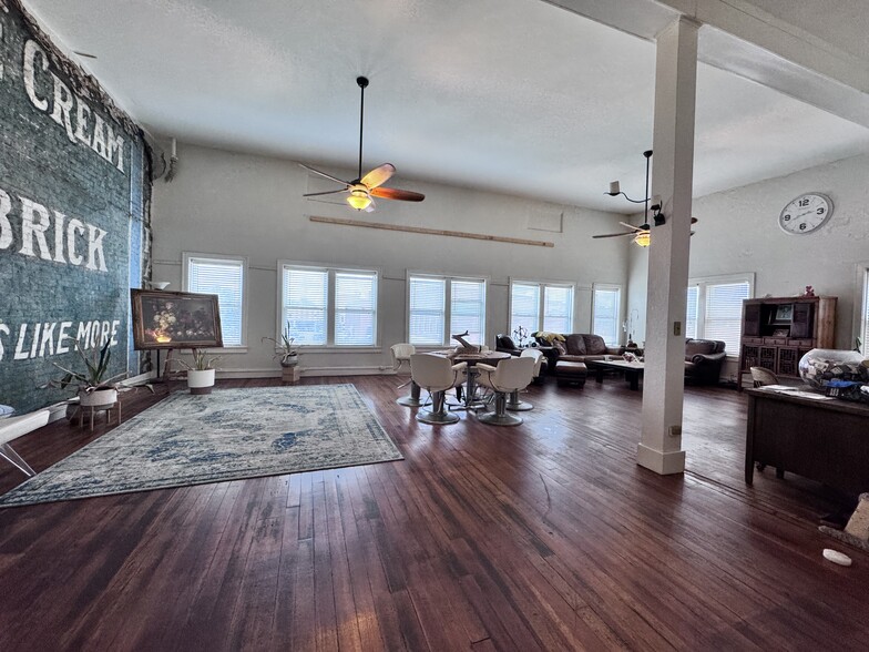 2 W Side Sq, Macomb, IL for sale - Building Photo - Image 3 of 18