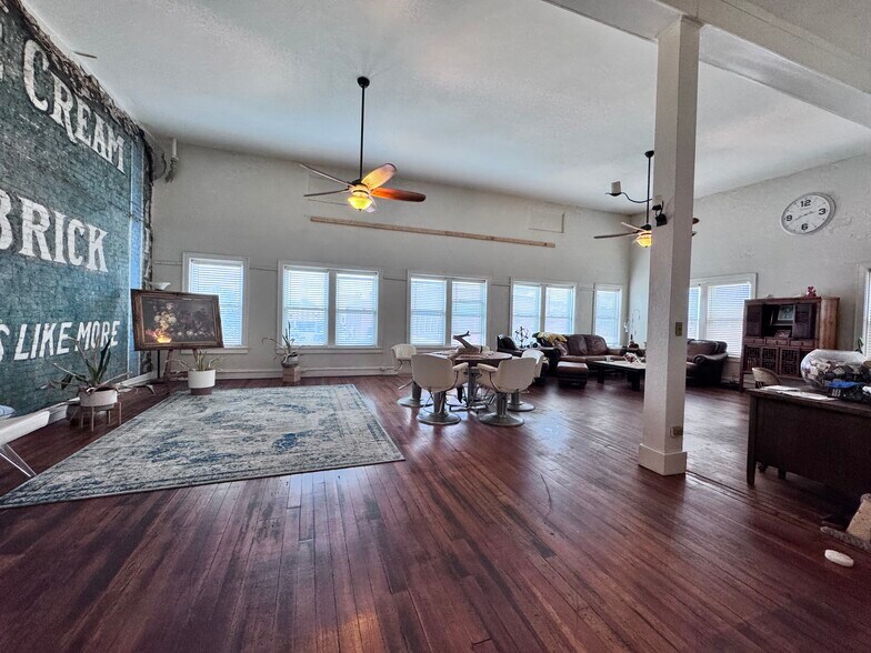 2 W Side Sq, Macomb, IL à vendre - Photo du bâtiment - Image 3 de 18