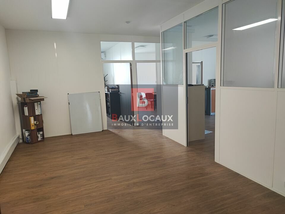 Office in Salon-de-Provence for lease Interior Photo- Image 1 of 10