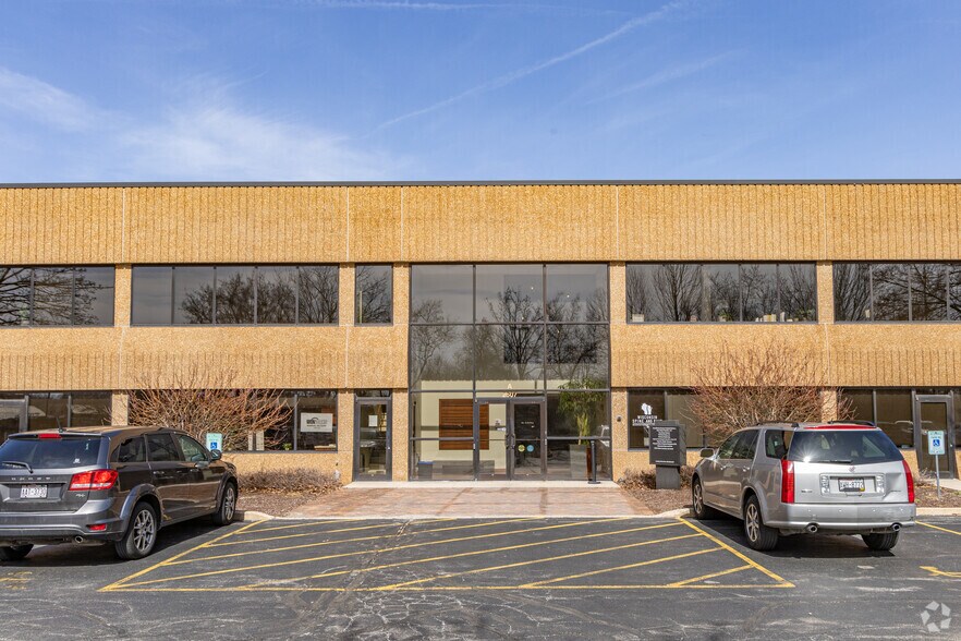 2607 N Grandview Blvd, Waukesha, WI à louer - Photo du bâtiment - Image 3 de 6