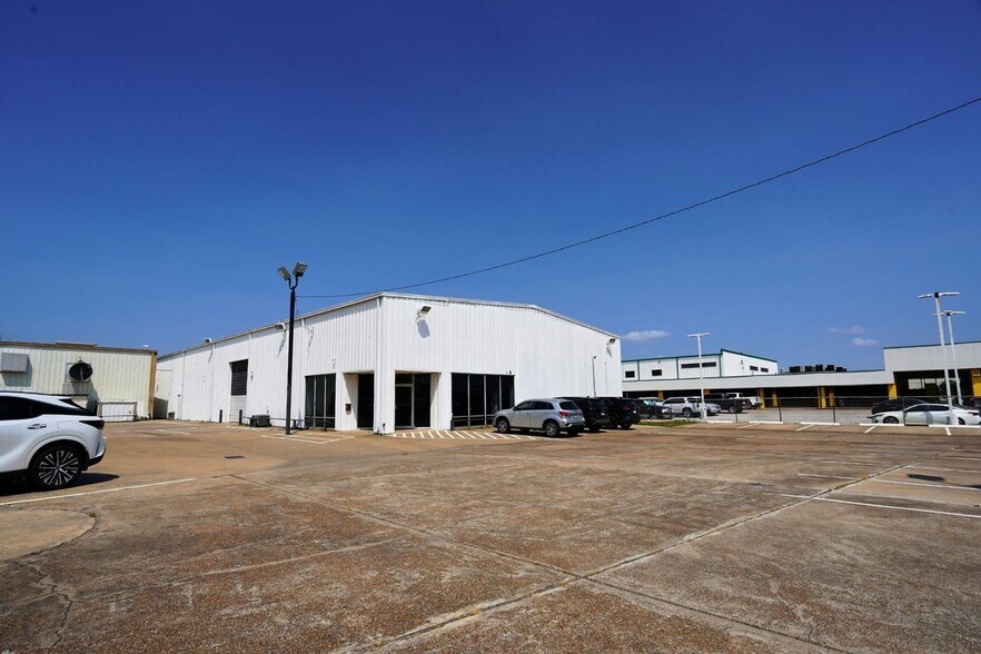 8245 North Fwy, Houston, TX à vendre - Photo du bâtiment - Image 3 de 12