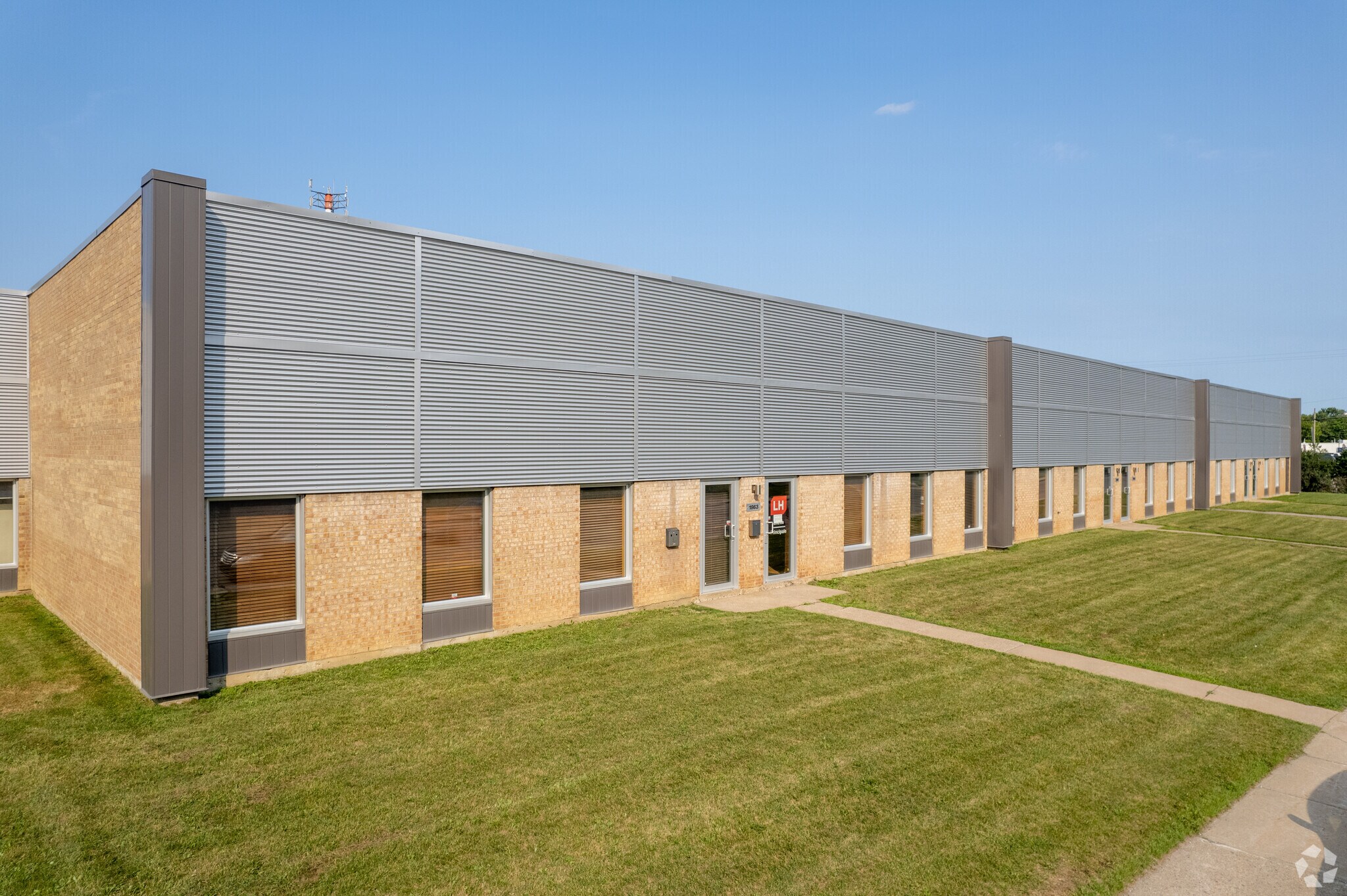 1955-1977 Rue Notre-Dame-de-Fatima, Laval, QC for sale Primary Photo- Image 1 of 1