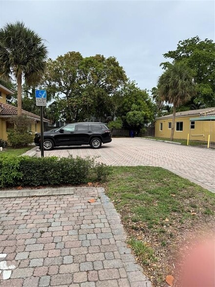 COMMERCIAL LAND FOR OFFICE REDEVELOPMENT portfolio of 2 properties for sale on LoopNet.ca - Building Photo - Image 3 of 5