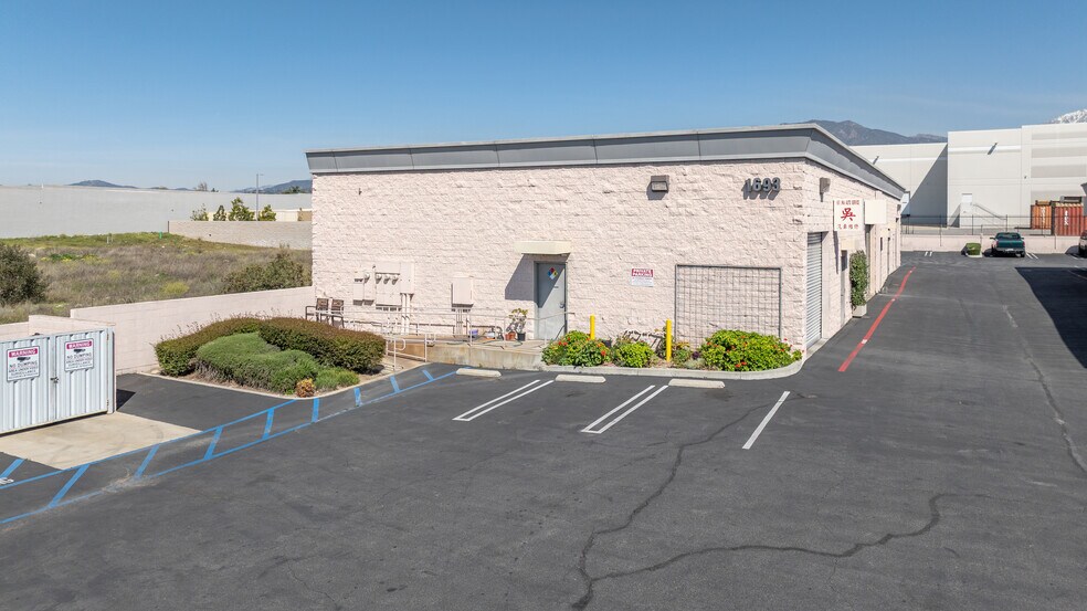 1693 W Arrow Rt, Upland, CA à vendre - Photo du bâtiment - Image 1 de 8