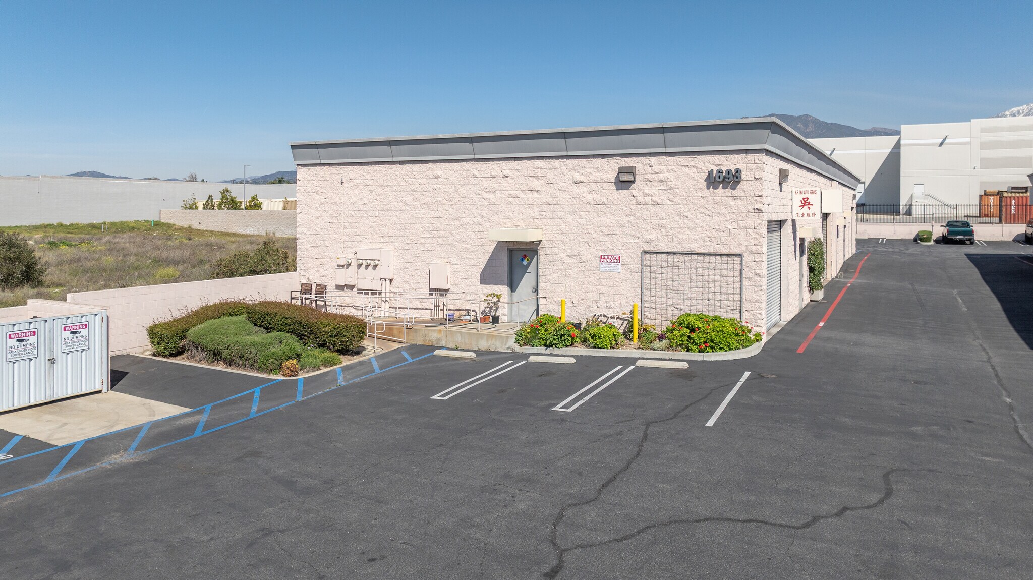 1693 W Arrow Rt, Upland, CA à vendre Photo du bâtiment- Image 1 de 9