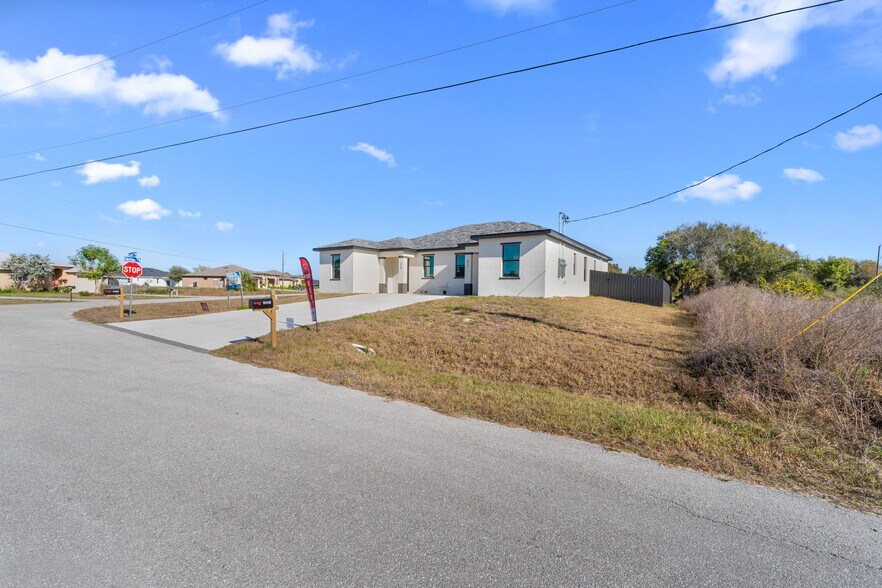 2418 Xelda Ave N, Lehigh Acres, FL à vendre - Photo du bâtiment - Image 2 de 47