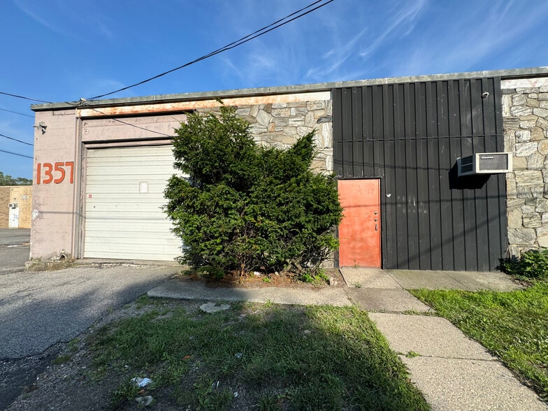 1351-1357 Straight Path Rd, Wyandanch, NY for lease - Building Photo - Image 1 of 4