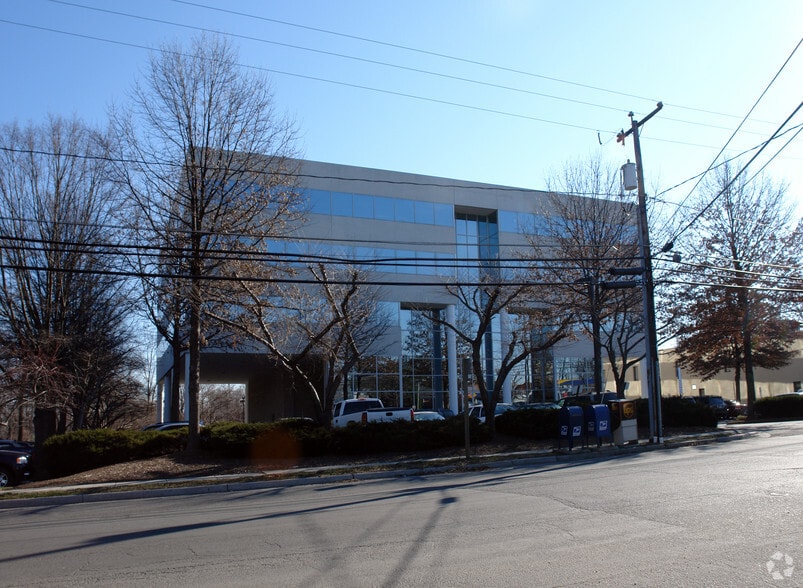 2841 Hartland Rd, Falls Church, VA à louer - Photo du bâtiment - Image 2 de 26