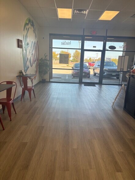 710 E Sublett Rd, Arlington, TX à louer - Photo du bâtiment - Image 3 de 9