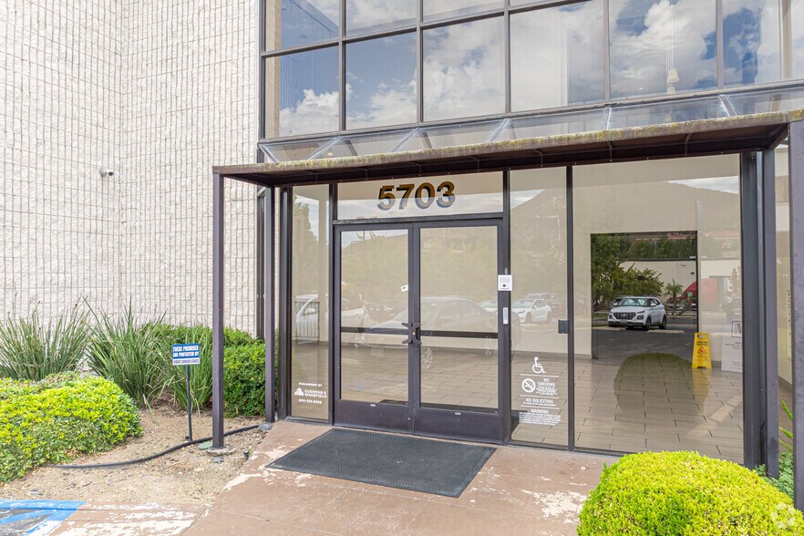 5703 Corsa Ave, Westlake Village, CA for lease - Building Photo - Image 3 of 4