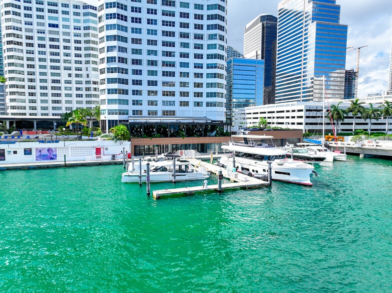801 Brickell Bay Dr, Miami, FL à vendre - Photo du bâtiment - Image 2 de 23