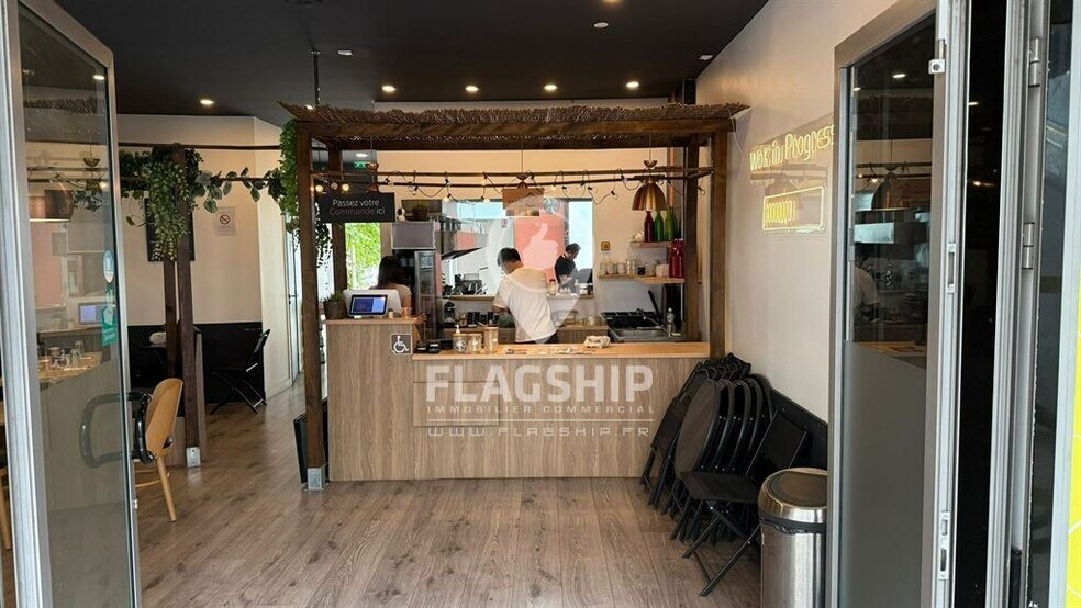 Retail in Nanterre for lease - Interior Photo - Image 1 of 9