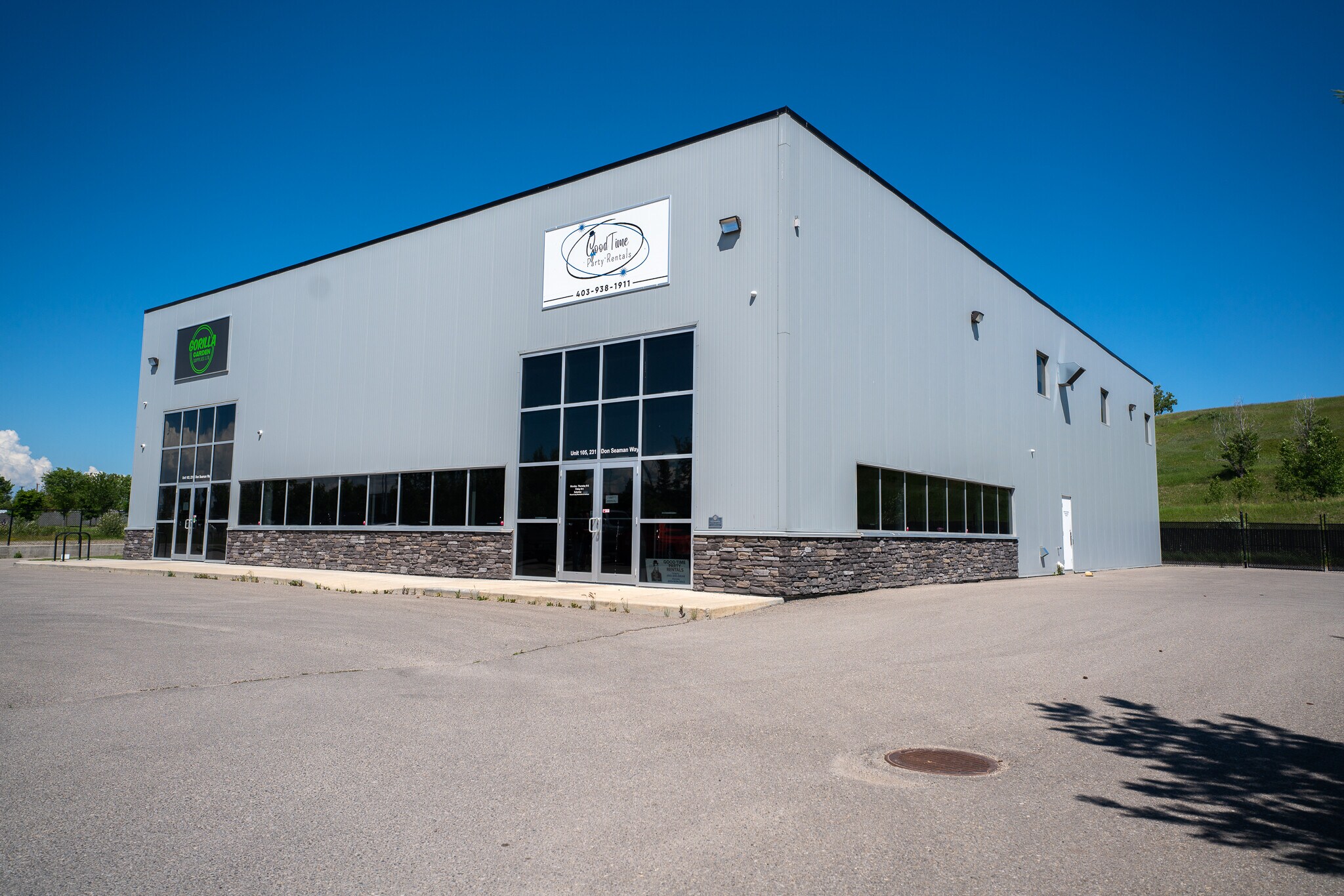 231 Don Seaman Way, Okotoks, AB à louer Photo du bâtiment- Image 1 de 6