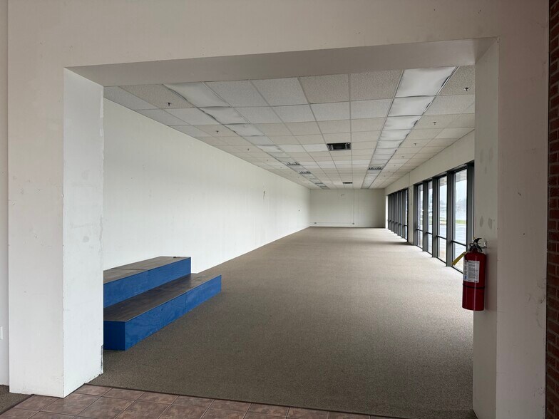 630 N Telegraph Rd, Monroe, MI à vendre - Photo du bâtiment - Image 2 de 25