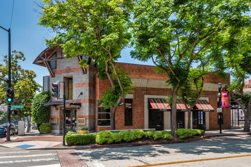 145 S San Fernando Blvd, Burbank, CA for lease - Building Photo - Image 3 of 15