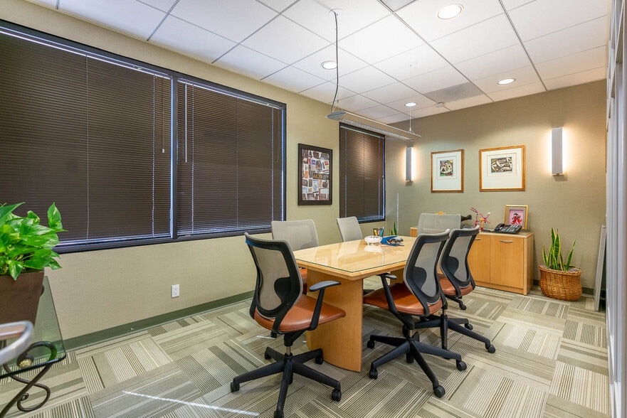 17425 Chatsworth St, Granada Hills, CA for lease - Interior Photo - Image 2 of 24